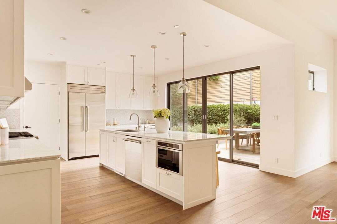 1023 Superba Avenue - Photo 7 of 21