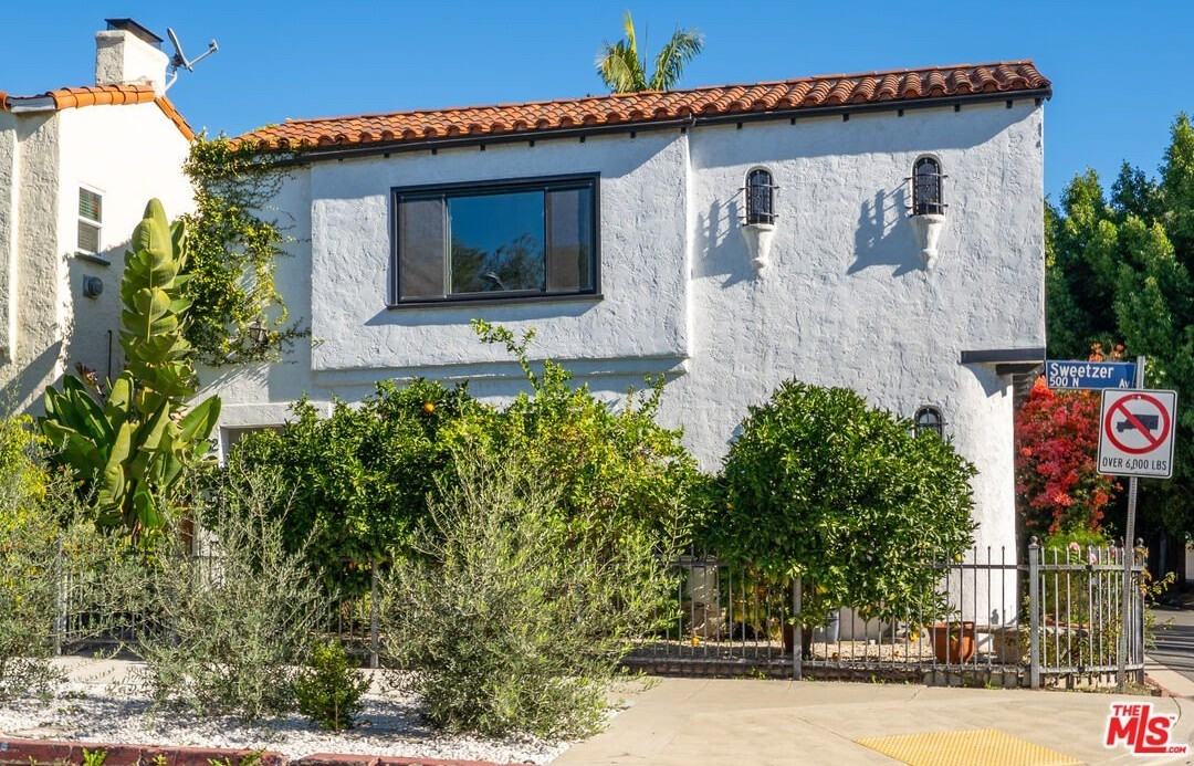 502 North Sweetzer Avenue - Photo 2 of 34