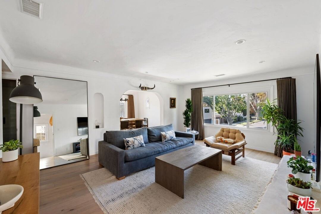 502 North Sweetzer Avenue - Photo 3 of 34