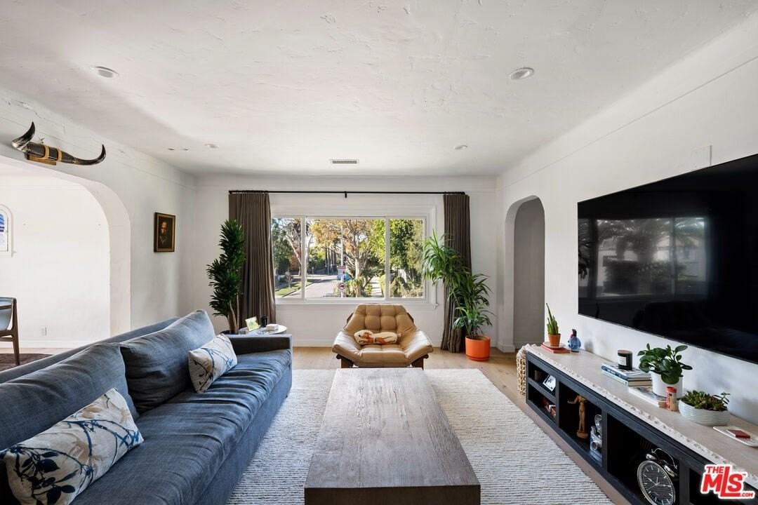 502 North Sweetzer Avenue - Photo 4 of 34