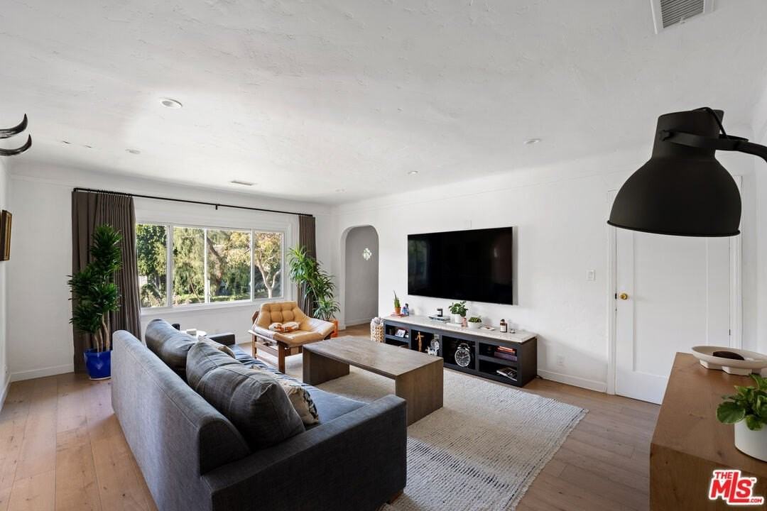 502 North Sweetzer Avenue - Photo 5 of 34