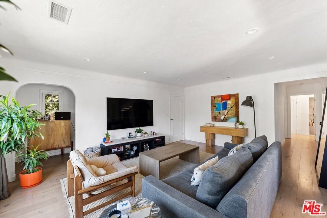 502 North Sweetzer Avenue - Photo 6 of 34