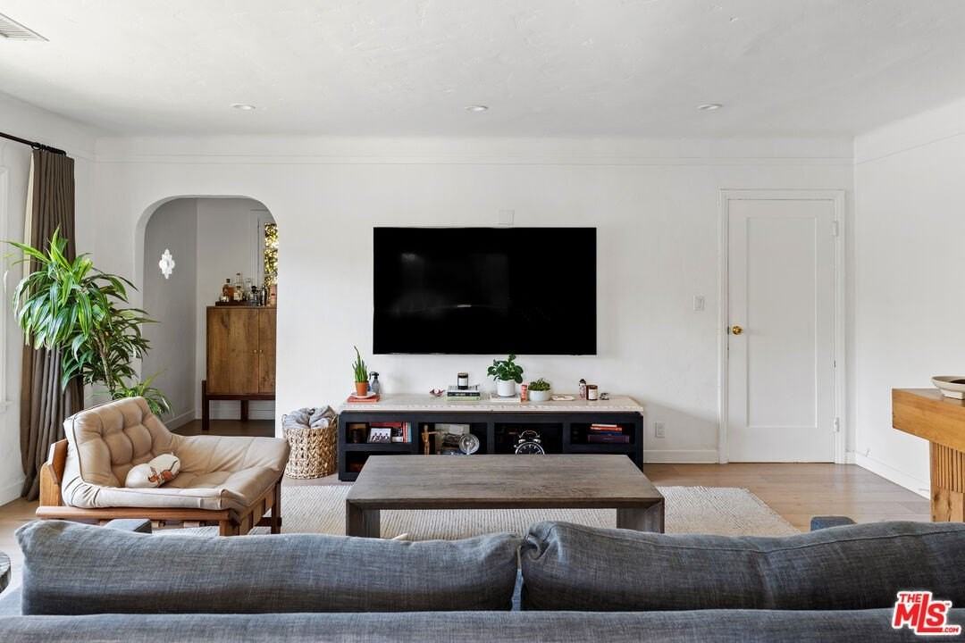 502 North Sweetzer Avenue - Photo 7 of 34