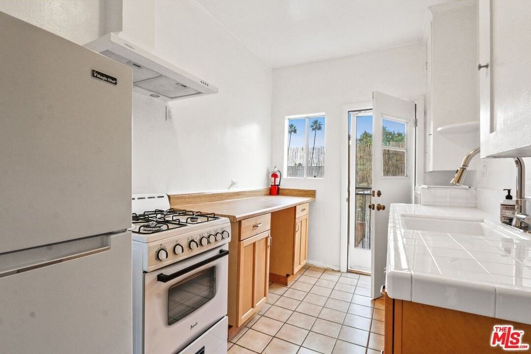 1388 1/2 Edgecliffe Dr Unit 1/2 #1-2 - Photo 6 of 8