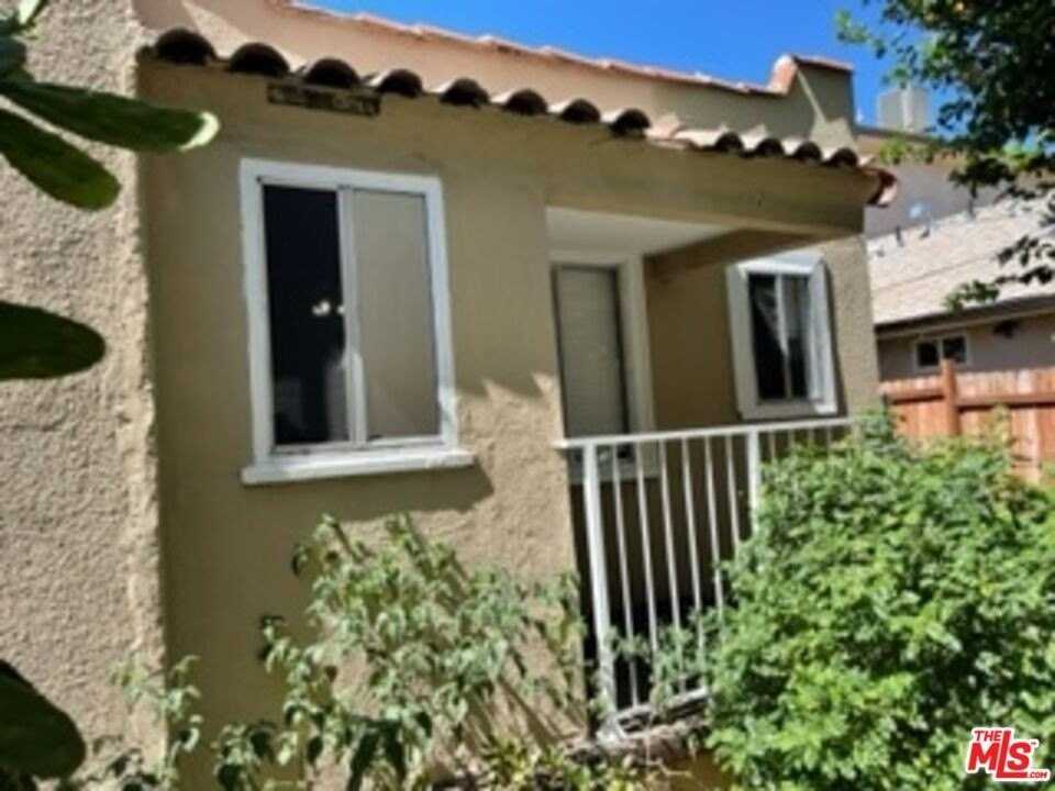 11223 Emelita St - Photo 2 of 6