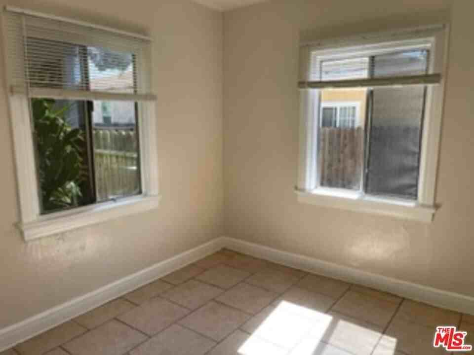 11223 Emelita St - Photo 4 of 6