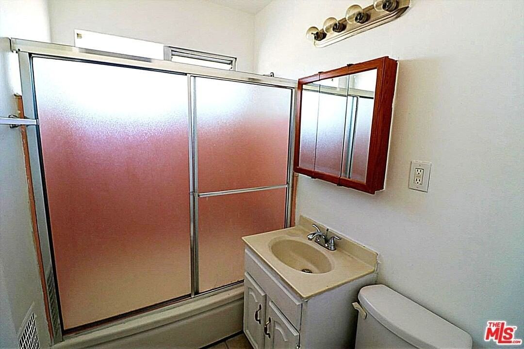 7249 Bakman Avenue - Photo 5 of 8