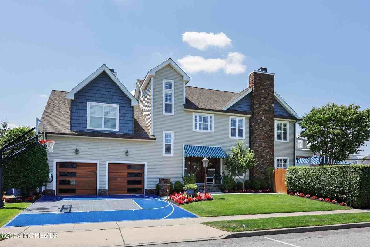 301 Sixteenth Avenue - Photo 5 of 50