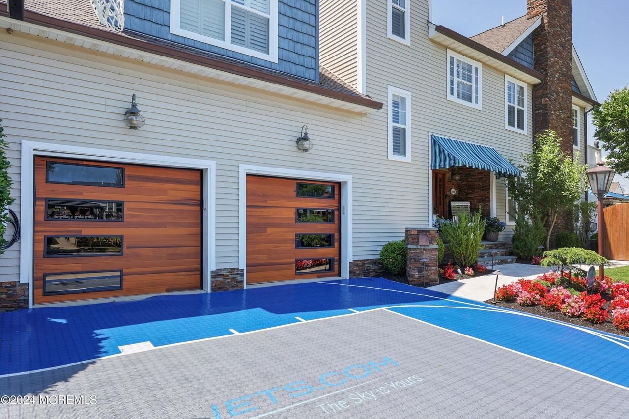 301 Sixteenth Avenue - Photo 6 of 50