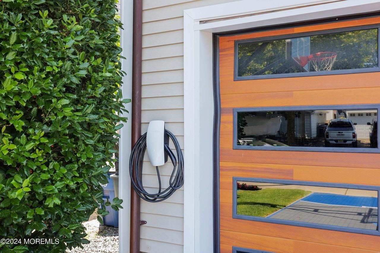 301 Sixteenth Avenue - Photo 7 of 50