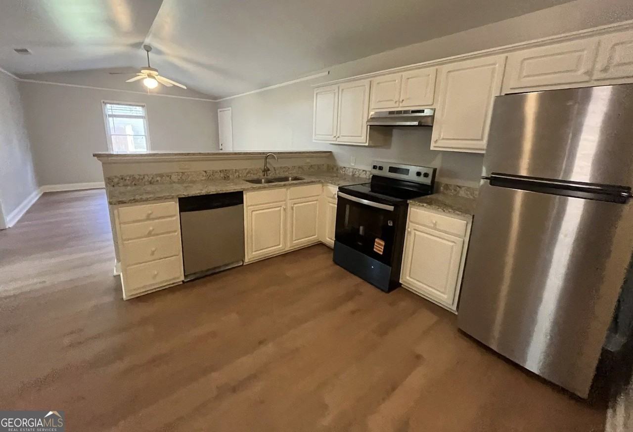 170 Fair Oaks Drive - Photo 3 of 11