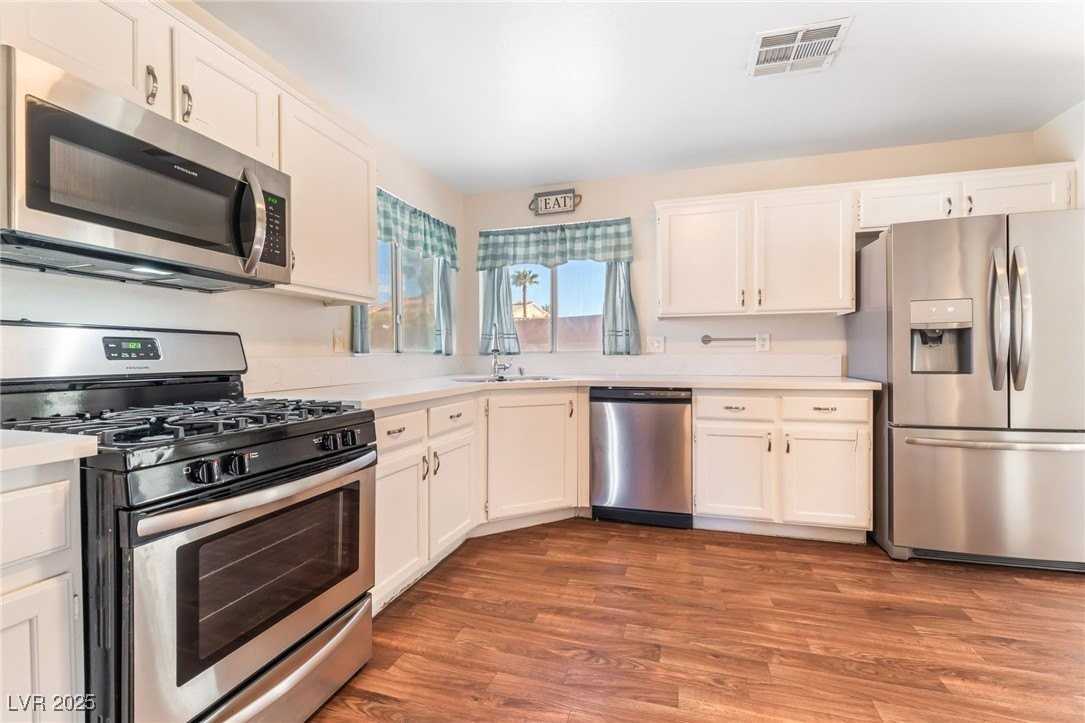 8401 Cinnamon Hill Avenue - Photo 6 of 24