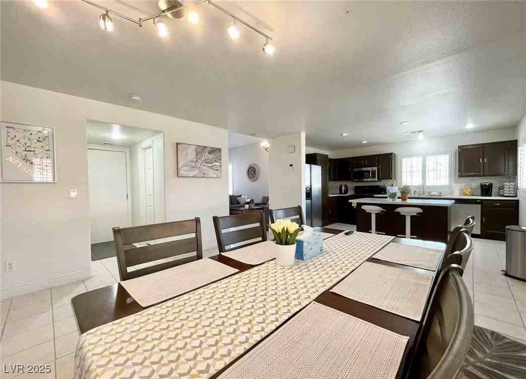 9411 Pioneer Avenue - Photo 7 of 18