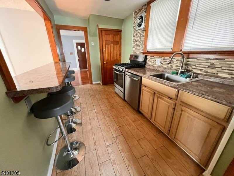 418 Dewitt Ave - Photo 4 of 10