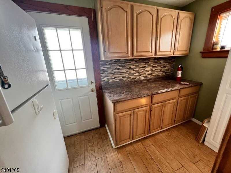 418 Dewitt Ave - Photo 5 of 10