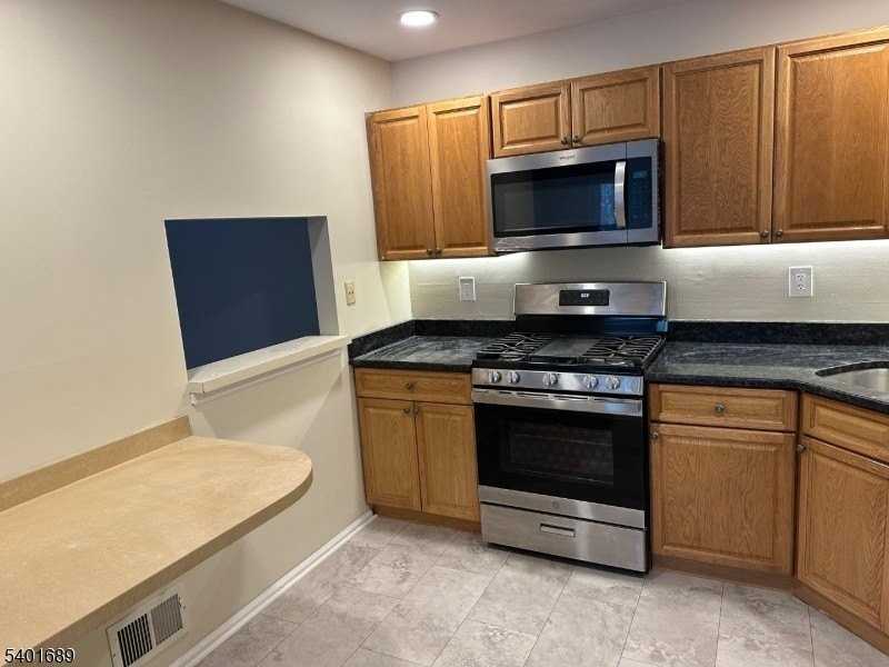 236 Irving Place - Photo 7 of 18