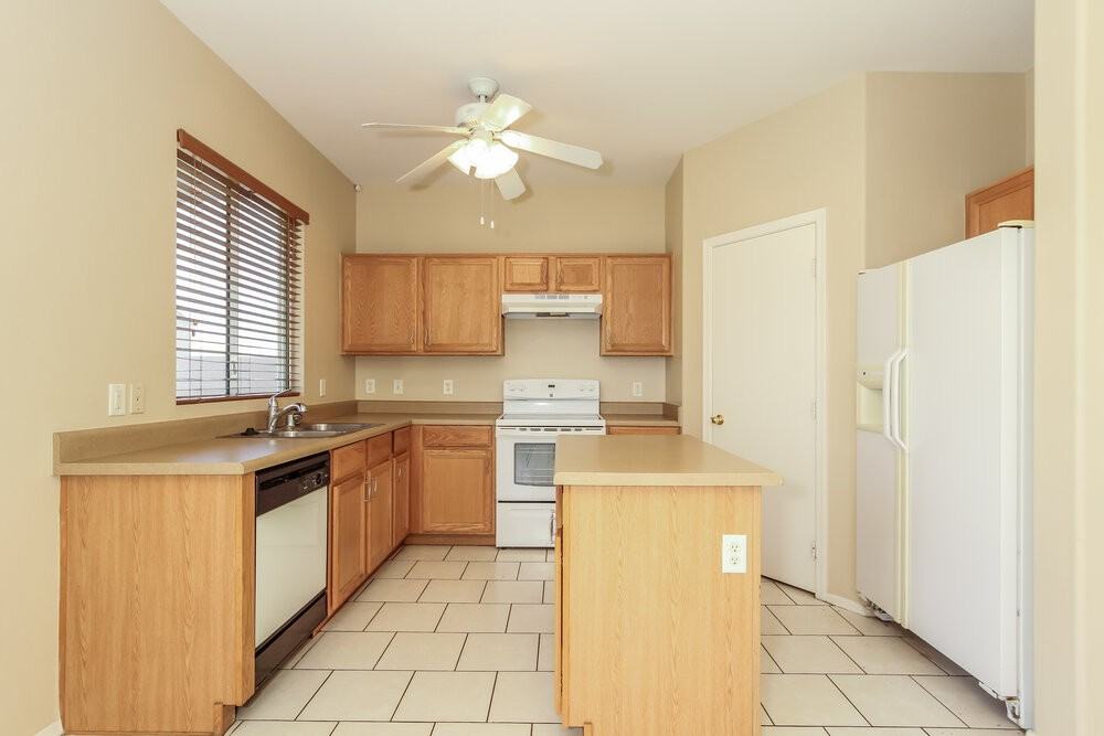 7014 S 40th Ln - Photo 7 of 17