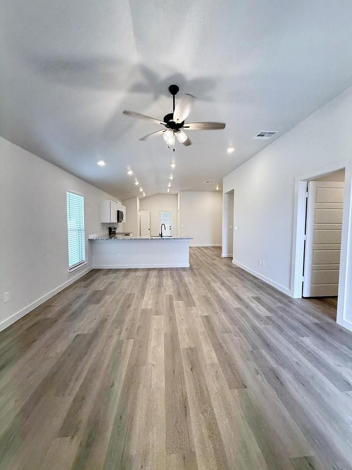 2501 Kenwood Avenue - Photo 2 of 28