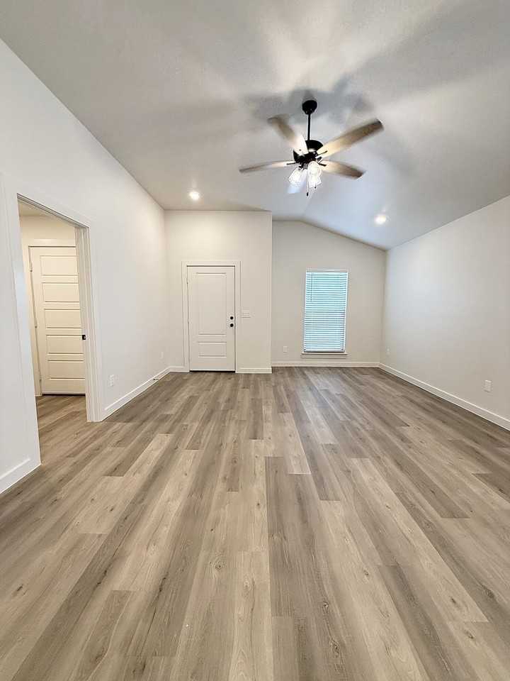 2501 Kenwood Avenue - Photo 3 of 28