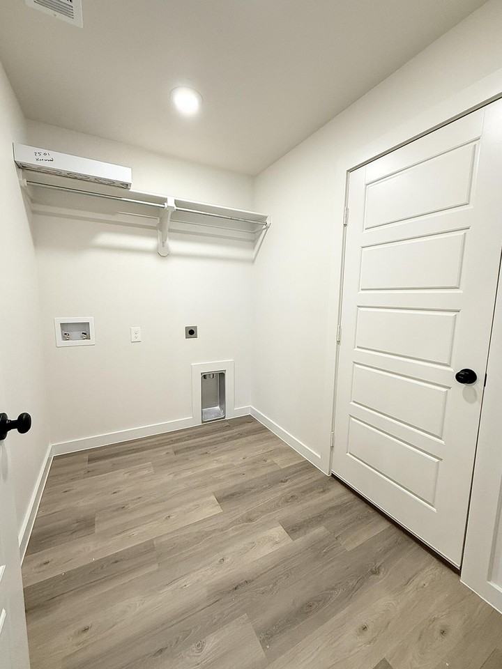 2501 Kenwood Avenue - Photo 4 of 28