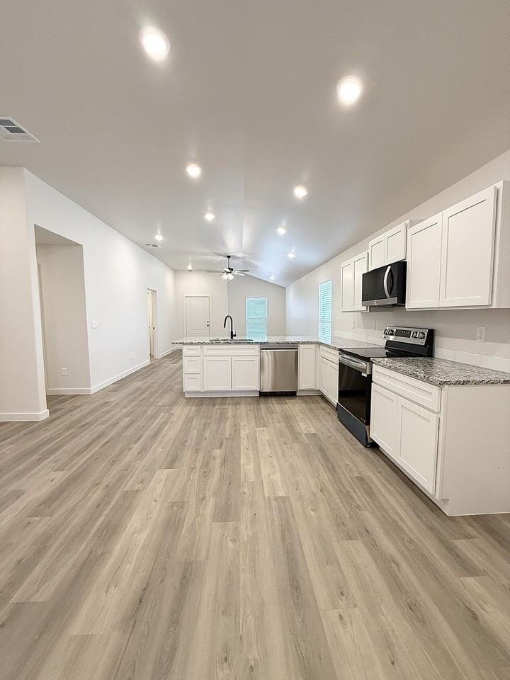 2501 Kenwood Avenue - Photo 5 of 28