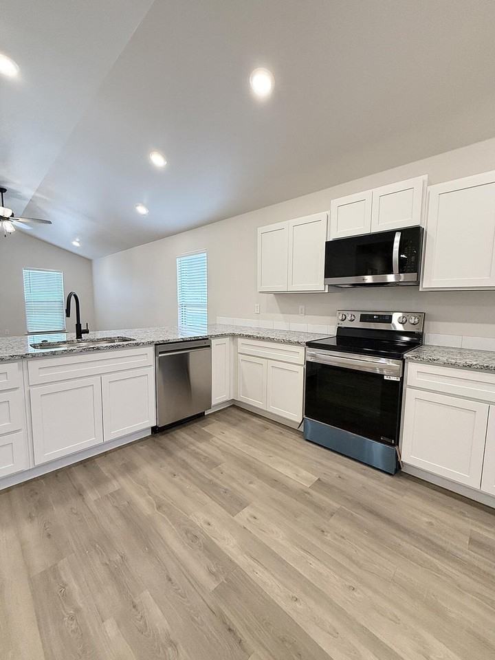 2501 Kenwood Avenue - Photo 6 of 28