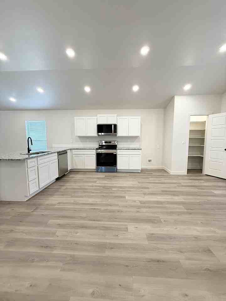 2501 Kenwood Avenue - Photo 7 of 28