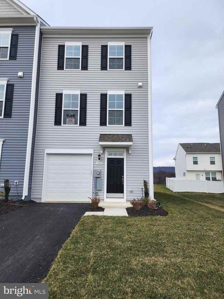 500 Husky Highway - Photo 2 of 40