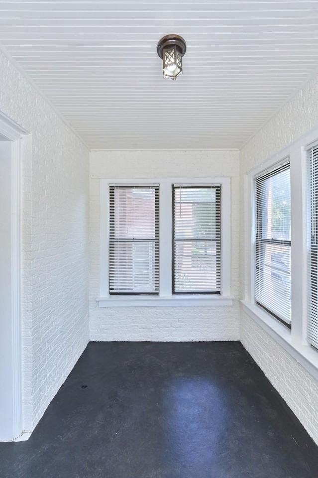 6142 South Rhodes Avenue - Photo 7 of 10