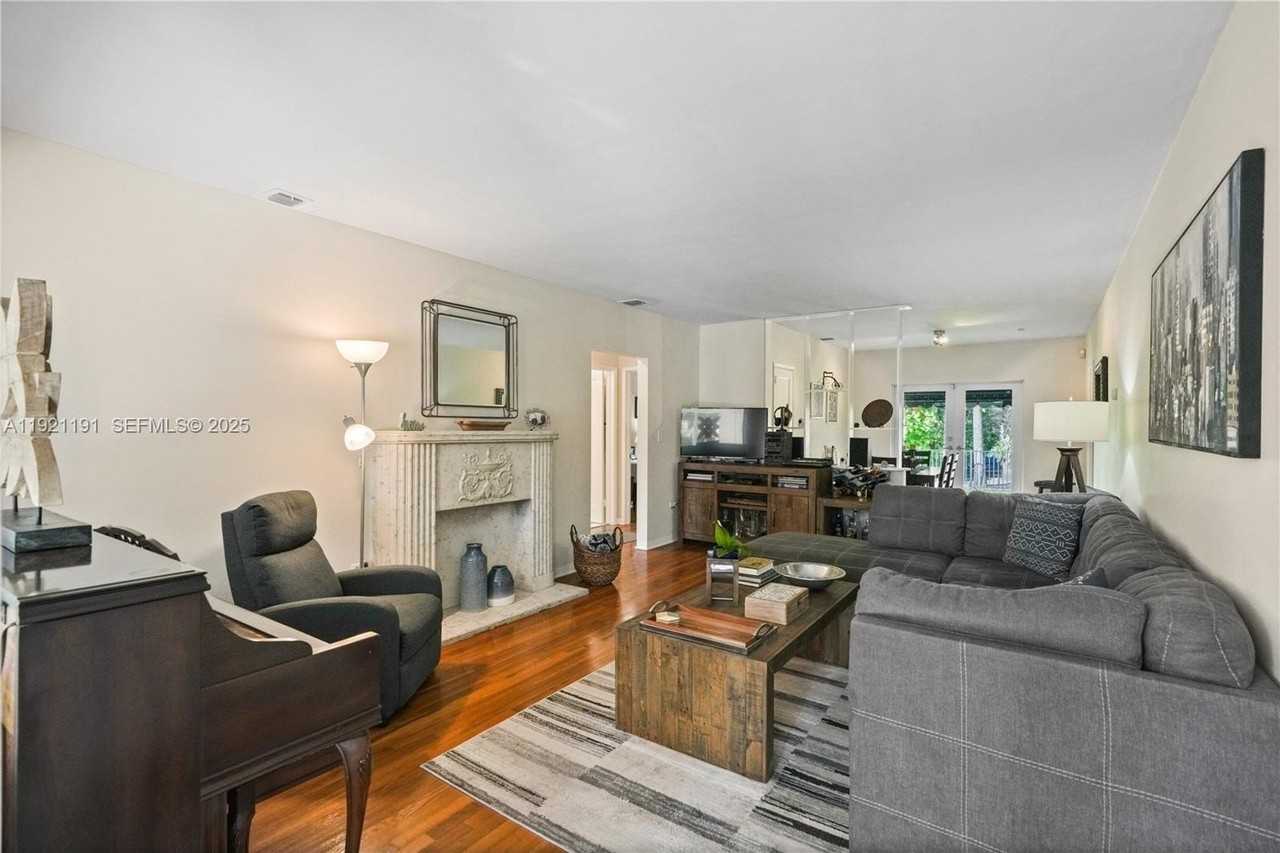 924 El Rado Street - Photo 4 of 28