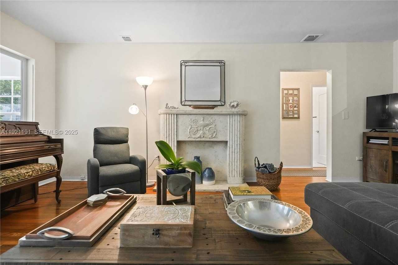 924 El Rado Street - Photo 5 of 28