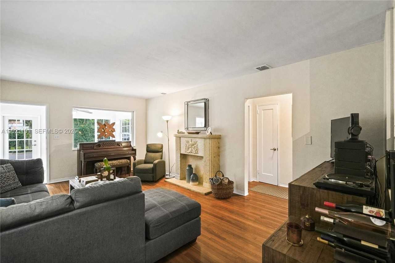 924 El Rado Street - Photo 6 of 28