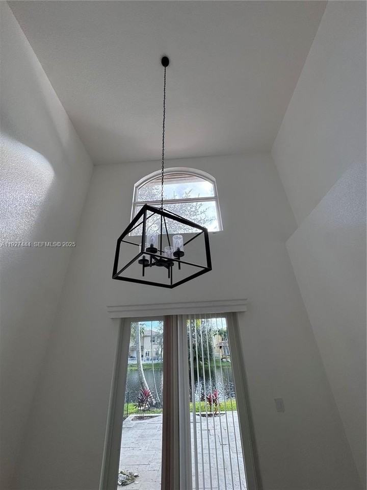 4950 Pelican Manor - Photo 5 of 28