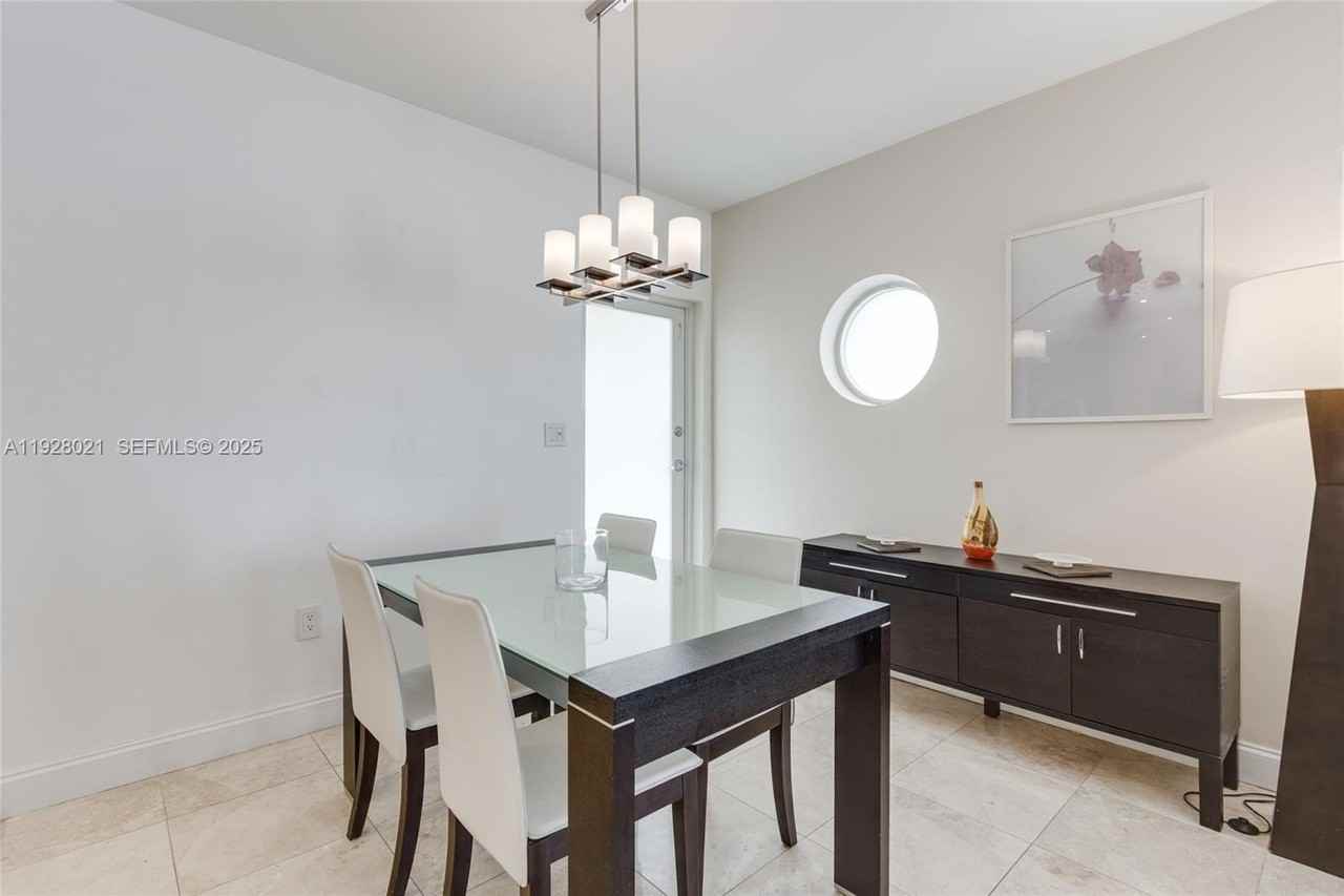 1110 Venetian Way #1A - Photo 4 of 19