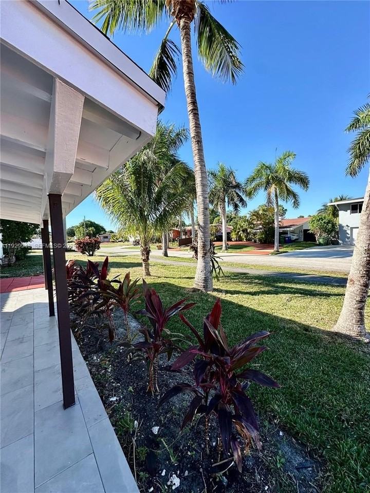 629 Southwest 4th Street - Photo 3 of 27