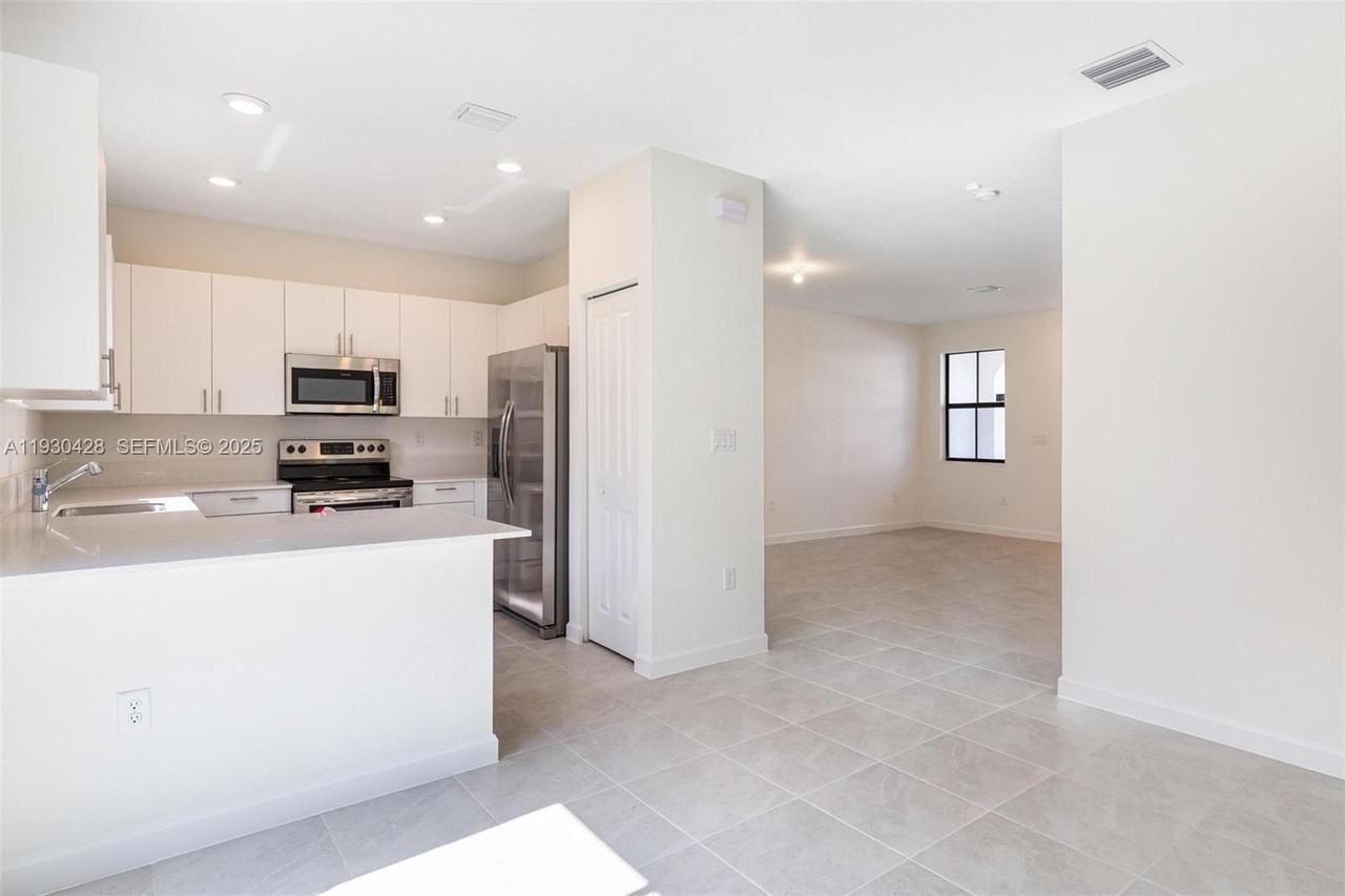 23521 Southwest 129th Avenue - Photo 3 of 17