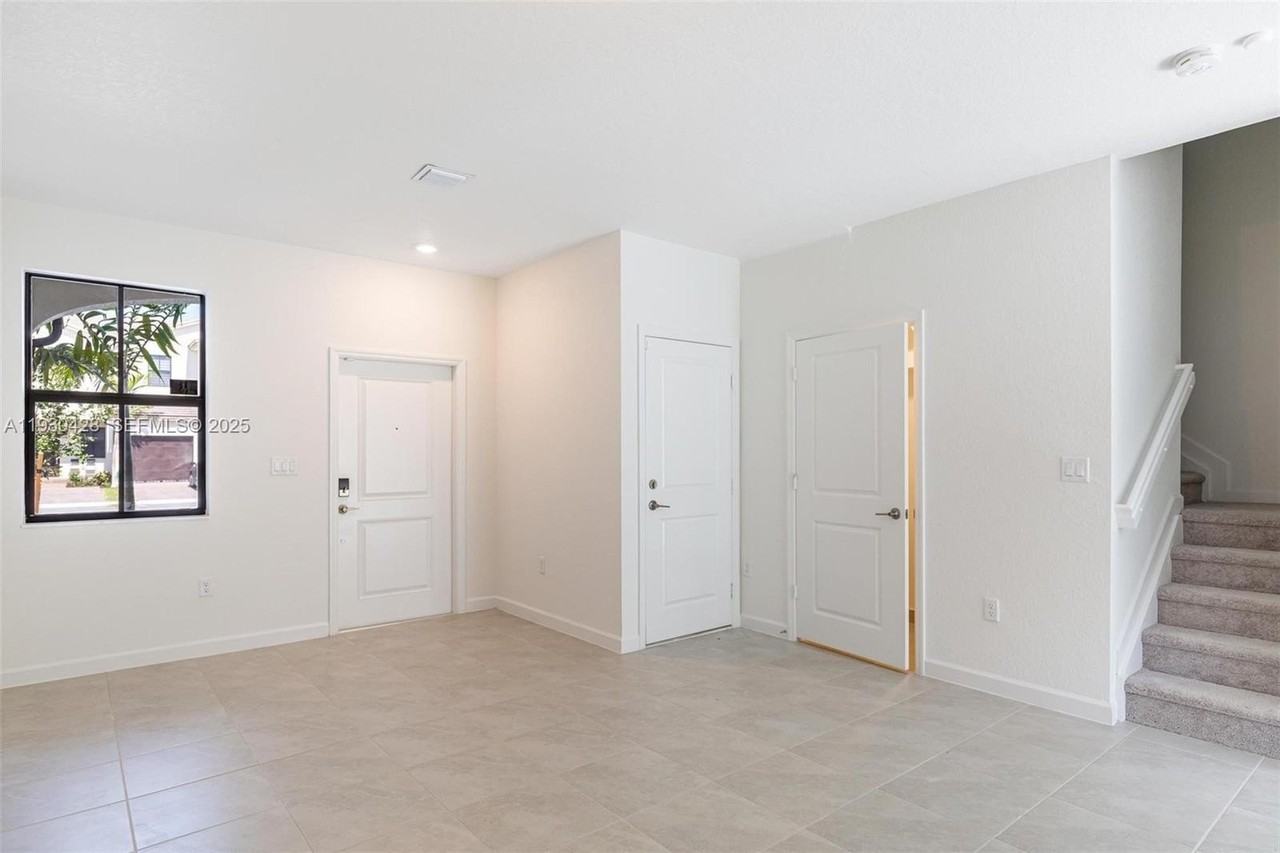 23521 Southwest 129th Avenue - Photo 4 of 17