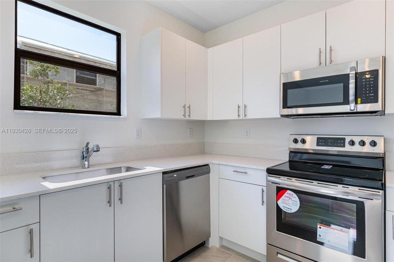 23521 Southwest 129th Avenue - Photo 5 of 17