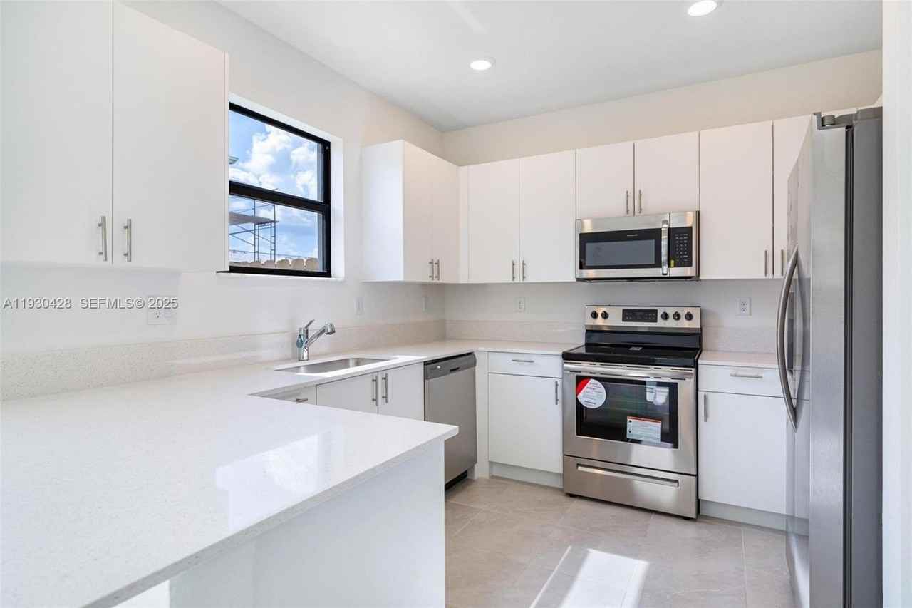 23521 Southwest 129th Avenue - Photo 6 of 17