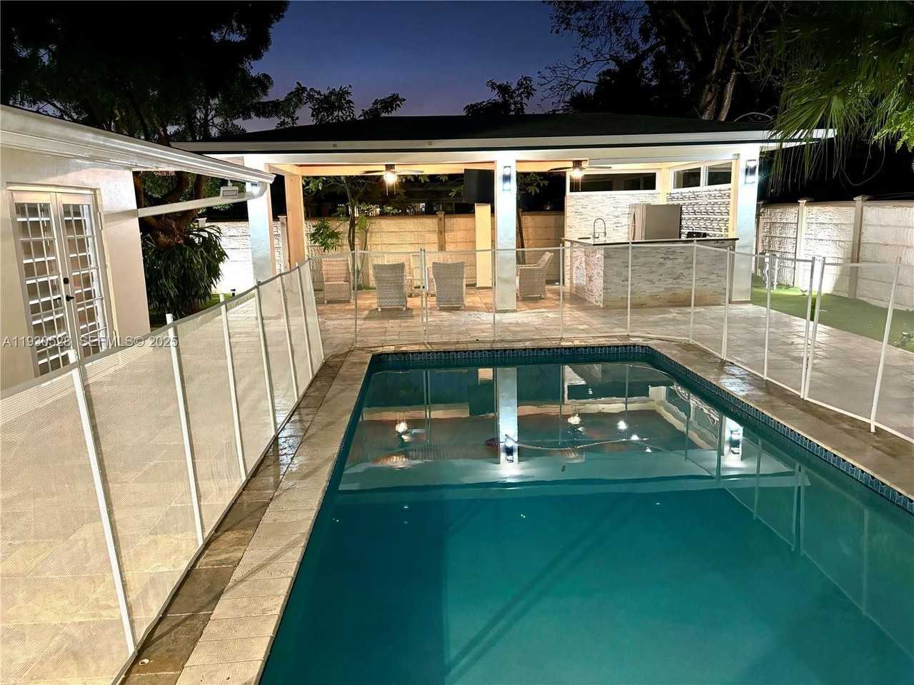 18632 Southwest 93rd Court - Photo 4 of 23