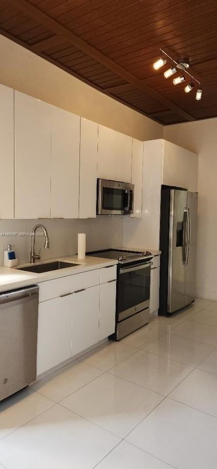 1232 Southwest 17th Terrace #B - Photo 2 of 10