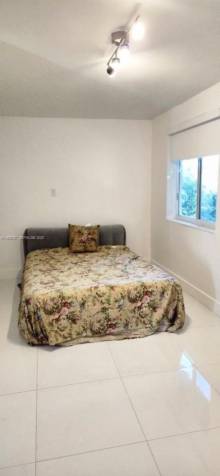 1232 Southwest 17th Terrace #B - Photo 3 of 10