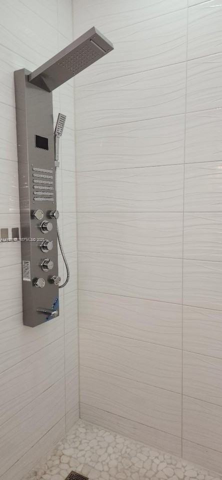 1232 Southwest 17th Terrace #B - Photo 4 of 10