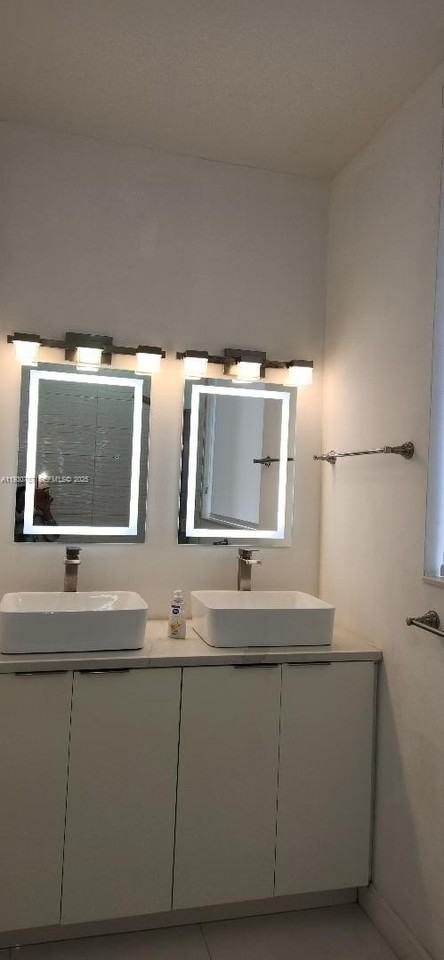 1232 Southwest 17th Terrace #B - Photo 5 of 10