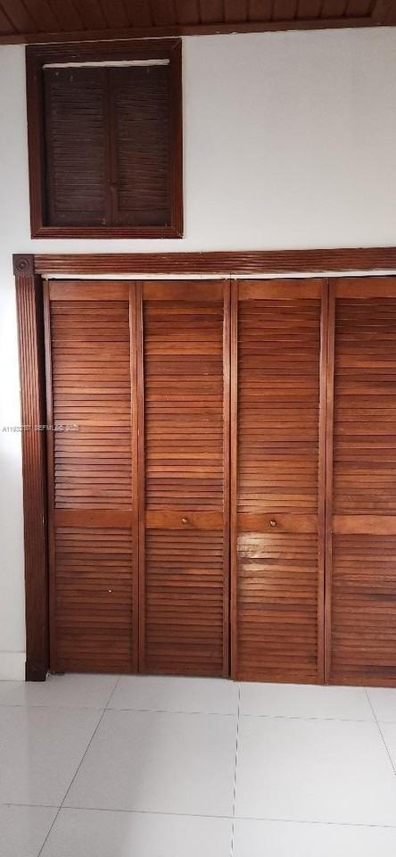 1232 Southwest 17th Terrace #B - Photo 7 of 10