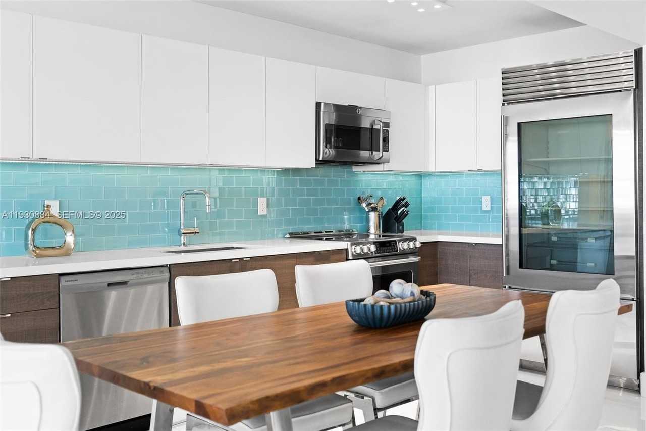 100 Lincoln Road #1523 - Photo 3 of 24