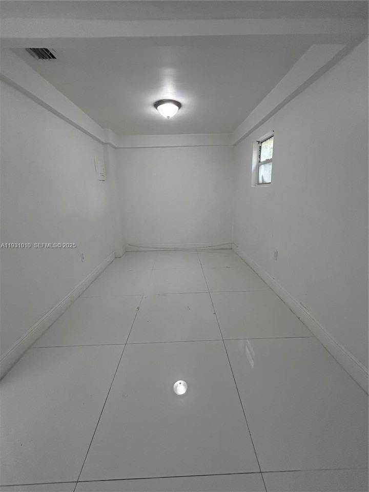 551 Northwest 41st Street #4 - Photo 6 of 13