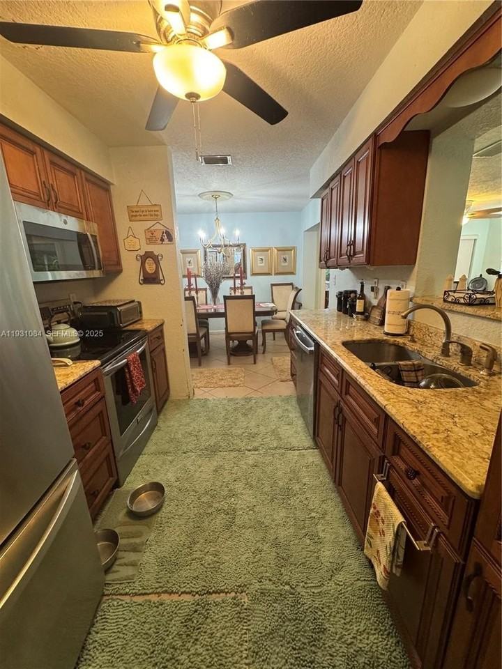 918 Southeast 16th Street #918 - Photo 5 of 20