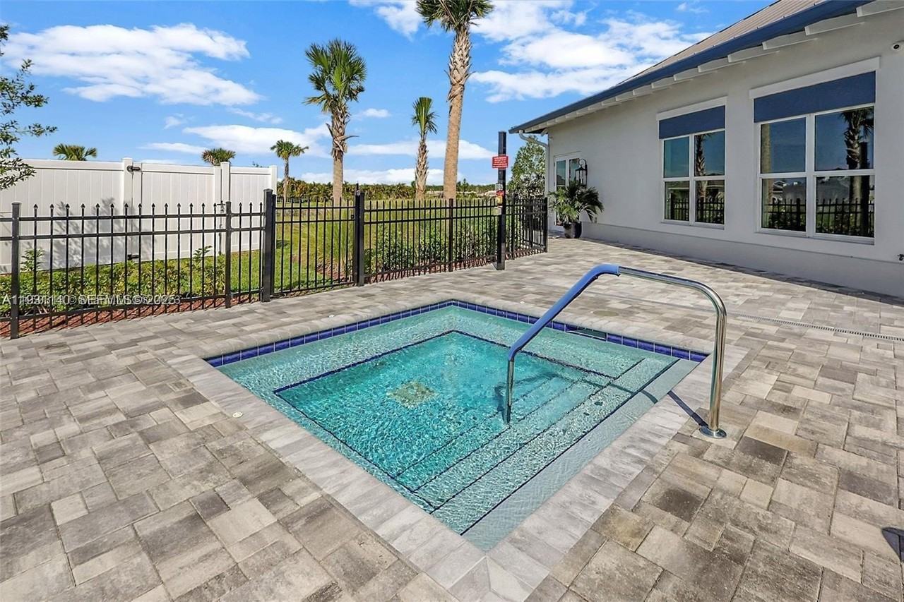 400 Southeast Mulbery Way #400 - Photo 6 of 17