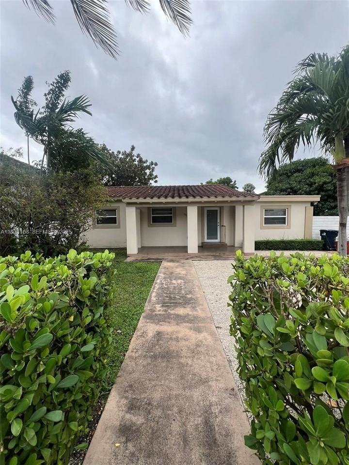 9030 Southwest 40th Terrace - Photo 2 of 38